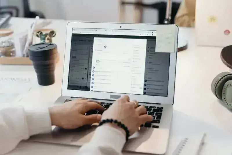 Workstation with optimized direct sales pitch drafts on screen